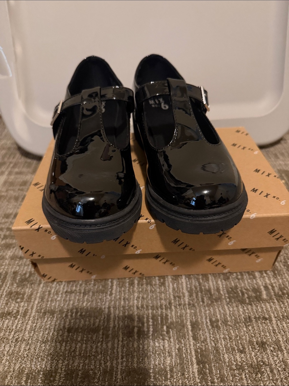 Mix No. 6 Black Patent T-Strap Mary Jane Kids Shoes
Box included
Girls size 5